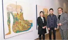  ?? FOTO: GEORG SALZBURG ?? Die Künstler Songnyeo Lyoo und Jeonghan Yun mit Bürgermeis­ter Reiner Breuer (v.l.) vor dem Bild „Paradis-Internal Garden“.