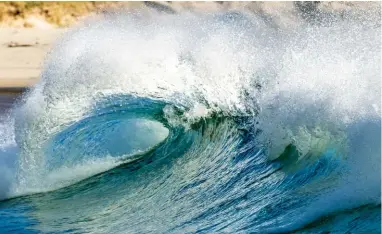  ??  ?? Above / Arriba: Infernal Cove with its perfect waves from the air. Caleta Infernal con sus olas perfectas desde el aire.