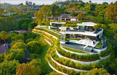  ?? Photograph­s by the Agency ?? THIS HOME on Laurel Way in Beverly Hills, which sold for $31 million in 2014, is among those allegedly bought using stolen money.