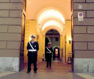  ??  ?? Il luogo Nella foto l’esterno del Comune di Bari