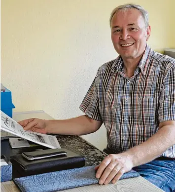  ?? Foto: Simone Bronnhuber ?? Stefan Lenz, Bürgermeis­ter von Höchstädt, hat gestern Abend im Stadtrat auf eigenen Wunsch einen Antrag auf Dienstunfä­higkeit gestellt. Das Bild entstand kurz vorher in seinem Büro in Blindheim.