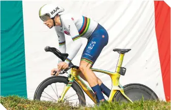  ?? FOTO: AFP ?? Ganna consiguió su tercer triunfo desde el inicio de la ronda italiana. /