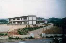  ?? ?? Fig.1 Escola de 1º ciclo em Odemira inaugurada em 1975 - Projeto tipo P3