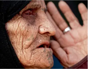  ?? Reuters ?? Khatla Ali Abdullah speaks with a journalist at her tent in Hammam Al Alil camp. —