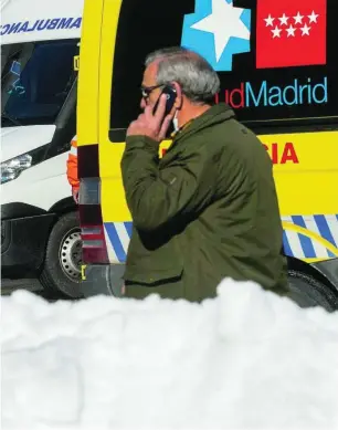  ?? LUIS DÍAZ ?? Llegada de enfermos a las Urgencias del Hospital La Paz de Madrid