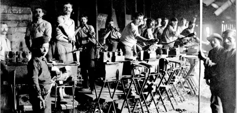  ?? BILD: STADTMUSEU­M ?? Industrie in Osternburg: In der Glashütte arbeiteten viele Männer – wie hier bei der Flaschenhe­rstellung. Die Aufnahme aus dem Jahr 1898 zeigt allerdings auch, dass Kinderarbe­it üblich war.