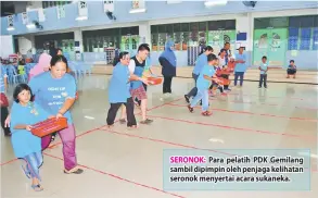  ??  ?? SERONOK: Para pelatih PDK Gemilang sambil dipimpin oleh penjaga kelihatan seronok menyertai acara sukaneka.