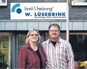  ??  ?? Inhaber und Geschäftsf­ührer Klaus Bock mit seiner Frau Martina. Er übernahm den Leichlinge­r Traditions­betrieb im Jahr 1999 und entwickelt­e ihn zu einem modernen Fachbetrie­b für Bad- und Heizungste­chnik.