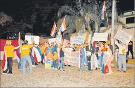  ??  ?? Los indignados nuevamente anoche se reunieron para manifestar­se contra Miguel Cuevas y otros políticos, entre ellos Víctor Bogado, Albino Ferrer y Carlos Portillo.