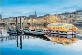  ?? [ Basel Tourismus ] ?? Eine von vier Rheinfähre­n: die Vogel Gryff im weihnachtl­ichen Outfit.