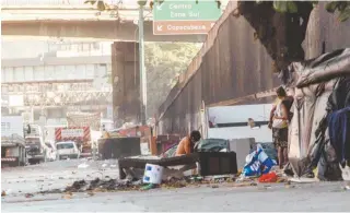  ??  ?? Usuários de drogas montam barracas próximo a viaduto. Muitos aproveitam para roubar motoristas