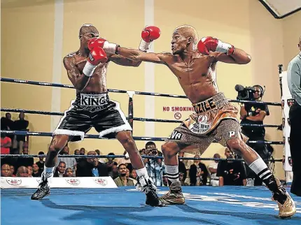 ?? / MARK ANDREWS ?? Azinga Fuzile, right, gets the better of Macbute Sinyabi at the Orient Theatre in an exciting SA featherwei­ght title clash in September last year.