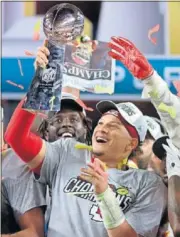  ??  ?? Patrick Mahomes levanta el trofeo de campeones.