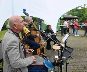  ?? JENS LEHNERT ?? Mit dem Eisenacher String Blow Trio haben die Oetterner auf ihrer Ilminsel den traditione­llen Pfingstbru­nch gefeiert.