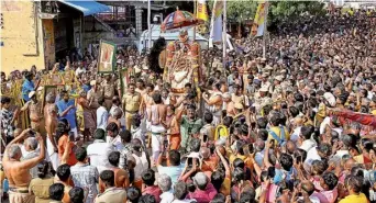  ?? R. ASHOK ?? Lord Kallazhaga­r in ‘Mohini avataram’ at Ramarayar Mandapam in Madurai on Thursday.