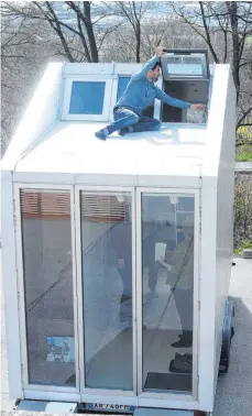  ?? FOTO: ANDREAS BRÜCKEN ?? Kleines Haus mit vielen Facetten: Durch ein Fenster kann man – wie Architekt Leonardo di Chiara – auf das Dach klettern und es sich dort gemütlich machen