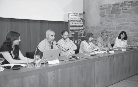  ??  ?? Kiko Betelu, Iñaki Sánchez, Maria Jesús Ábrego, Antonio Álvarez y Jaione Villares durante la mesa redonda.