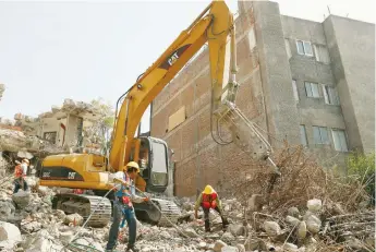  ??  ?? En la calle Paseo del Río número 10 habitaban unas 24 familias que tuvieron que ser evacuadas por los graves daños estructura­les que sufrió el edificio por el sismo del 19 de septiembre, echo el cual trabajador­es prefieren no recordar.