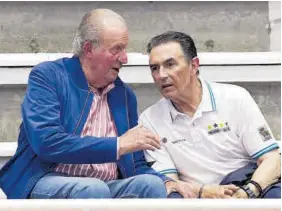  ?? ?? 13&4*%&/5& %&- $-6# /¤65*$0 %& 4"/9&/90
Juan Carlos I y Pedro Campos conversan en el pabellón municipal de Pontevedra, el año pasado.