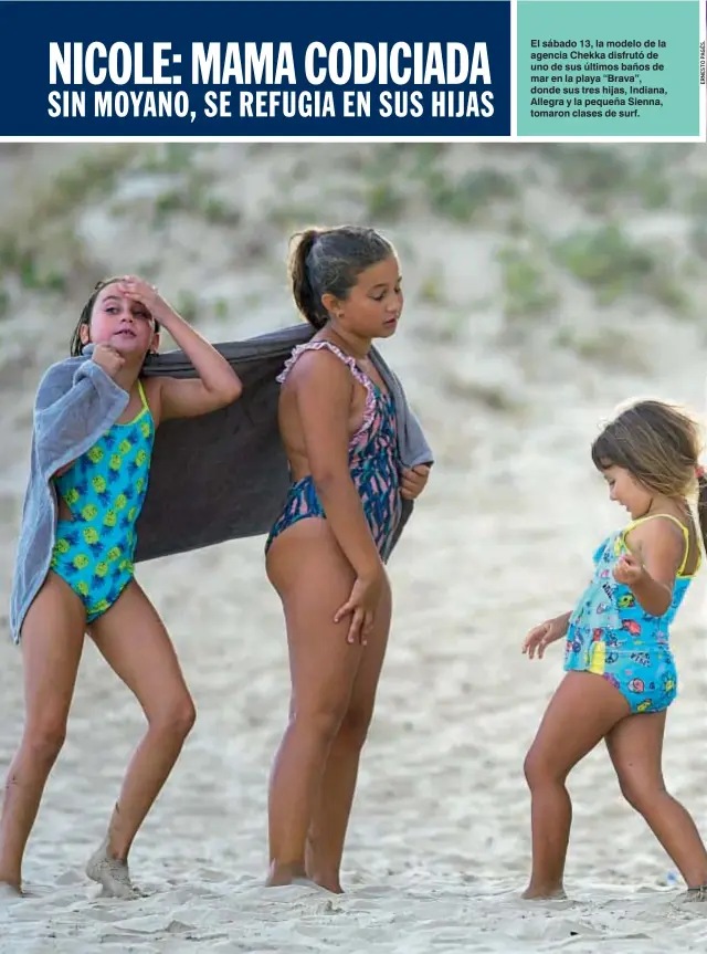  ??  ?? El sábado 13, la modelo de la agencia Chekka disfrutó de uno de sus últimos baños de mar en la playa “Brava”, donde sus tres hijas, Indiana, Allegra y la pequeña Sienna, tomaron clases de surf.