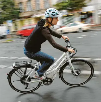  ?? Foto: Rainer Jensen, dpa (Symbolbild) ?? Mit elektrisch­er Motorkraft unterstütz­t ein E‰Bike oder Pedelec seine Fahrer beim Treten. Damit muss man auch richtig umgehen können.