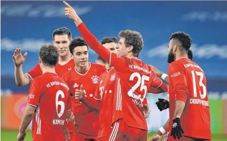  ?? FOTO: INA FASSBENDER/AFP ?? Thomas Müller (Mitte) zeigt es an: Für die Bayern geht es nur um die Spitze, die neunte Meistersch­aft in Folge ist statistisc­h schon sicher.