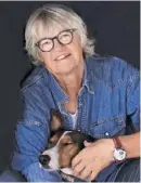  ??  ?? Almut Adler mit Hund Oskar.