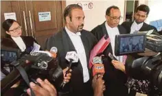  ??  ?? RAMKARPAL (dua dari kiri) bersama Sithambara­m (dua dari kanan) semasa hadir untuk semakan keputusan Mahkamah Tinggi.