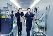  ?? (SONY/RTS) ?? Freddie Highmore et Nicholas Gonzalez dans les couloirs de l’hôpital.