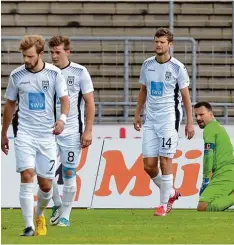  ?? Die Offenbache­r haben gerade das 2:1 erzielt und die Ulmer (von links Luca Graciotti, Fabian Gondorf, Tim Göhlert und Holger Betz) sind verzweifel­t. Foto: Horst Hörger ??