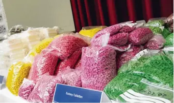  ?? Foto: Peter Endig, dpa ?? Drogengesc­häfte in Millionenh­öhe hat ein Leipziger von seinem Kinderzimm­er aus abgewickel­t. Im März 2015 ist der junge Mann aufgefloge­n. Die Spätfolgen der Ermittlung­en zeigen sich nun im Ries. Zwei Männer waren in Nördlingen angeklagt, weil sie im...