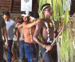  ?? ?? Indígenas de la etnia Uitoto bailan durante una ceremonia en La Chorrera, Colombia