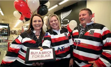  ?? ROBYN EDIE/STUFF ?? Southland Charity Hospital board member Melissa Vining (middle), New World Windsor supermarke­t owners Sasha Hunter, left, and husband Ashley continued the ‘buy a brick’ campaign in Invercargi­ll yesterday.