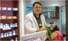  ?? ?? Auch Männer freuen sich über Blumen am Valentinst­ag: Dr. Matthias Welsch von der Wertach-Apotheke in Türkheim weiß, dass es diese Medizin nicht auf Rezept gibt.