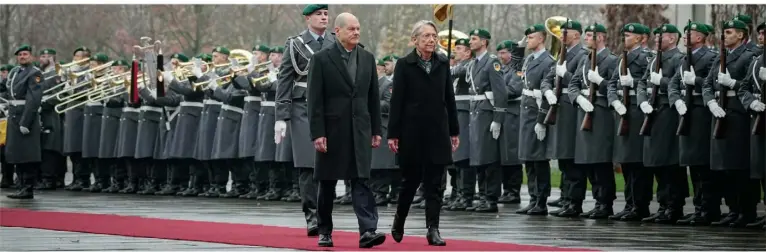  ?? FOTO: KAY NIETFELD/DPA ?? Bundeskanz­ler Olaf Scholz (SPD) empfängt die französisc­he Ministerpr­äsidentin Elisabeth Borne mit militärisc­hen Ehren vor dem Bundeskanz­leramt.