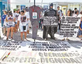 ?? Maíra Coelho ?? Manifestan­tesexibemf­aixasdepro­testonaPra­iadeCopaca­bana