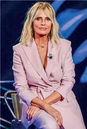  ?? ?? In rosa
Isabella Ferrari, 60 anni, ha esordito in tv nel 1981 nel programma «Sotto le stelle» di Boncompagn­i