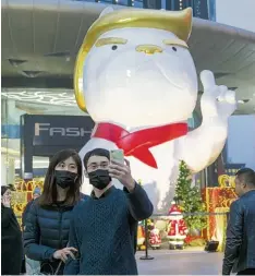  ?? Foto: Str, afp ?? Die Statue von US Präsident Donald Trump als Hund ist ein beliebtes Fotomotiv vor dem Einkaufsze­ntrum der Stadt Taiyuan.