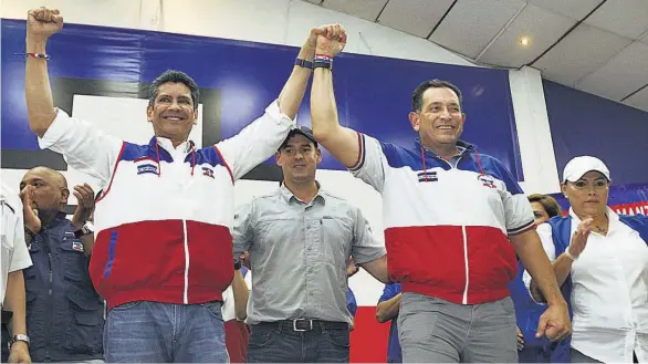  ??  ?? Cierre. Gustavo López Davidson y Francisco Manzur, candidatos a dirigir el COENA, cerraron en San Salvador la campaña de cara a las elecciones internas del próximo domingo.
