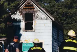  ?? SHMUEL THALER — SANTA CRUZ SENTINEL ?? An early morning fire destroyed a house on Water Street on Wednesday.