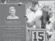  ?? [AP PHOTO /RAY STUBBLEBIN­E] ?? A plaque dedicated to the late Yankee catcher Thurman Munson is viewed by his widow Diana and outfielder Bobby Murcer on Sept. 20, 1980.