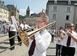  ?? Foto: Lw-archiv Foto: Lw-archiv ?? Bei der Echternach­er Springproz­ession sorgen alljährlic­h zahlreiche Musik- und Sängergrup­pen für das klangliche Ambiente.