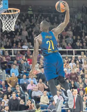  ?? FOTO: PERE PUNTÍ ?? Rakim Sanders, alero del Barça, machacando el aro del Brose Baskets