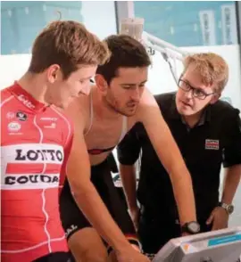  ?? FOTO PH ?? Ploegdokte­r Servaas Bingé (rechts) aan het werk bij Lotto-Soudal.