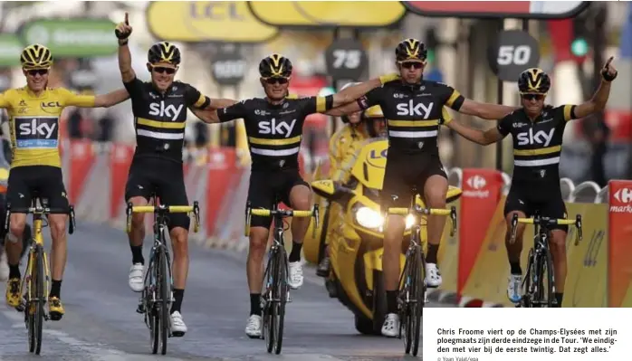  ?? Yoan Valat/epa ?? Chris Froome viert op de Champs-Elysées met zijn ploegmaats zijn derde eindzege in de Tour. ‘We eindigden met vier bij de eerste twintig. Dat zegt alles.’