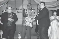 ??  ?? JUARA MGT MUSIM KEDUA: Dr Muhd Rais (dua kiri) menyampaik­an hadiah kepada Mohd Zain yang berjaya menjuarai MGT 2018. Turut kelihatan ialah Aiman (kiri).