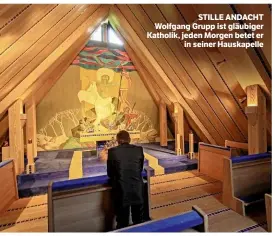  ??  ?? STILLE ANDACHT Wolfgang Grupp ist gläubiger Katholik, jeden Morgen betet er in seiner Hauskapell­e