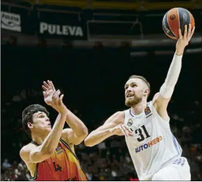  ?? FOTO: EFE ?? Dzanan Musa, del Real Madrid, lanzando a canasta ayer ante el Valencia Basket