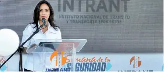  ?? F.E. ?? Claudia Franchesca de los Santos mientras se dirige al público en el Intrant.