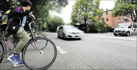  ?? BILD: OLIVER PERKUHN ?? Gut aufpassen! Die Kreuzung Langenweg/Hopfenweg/Muttenpott­sweg ist nach Meinung des Bürgervere­ins Ofenerdiek ein Gefahrenpu­nkt, nicht nur für Schulkinde­r.